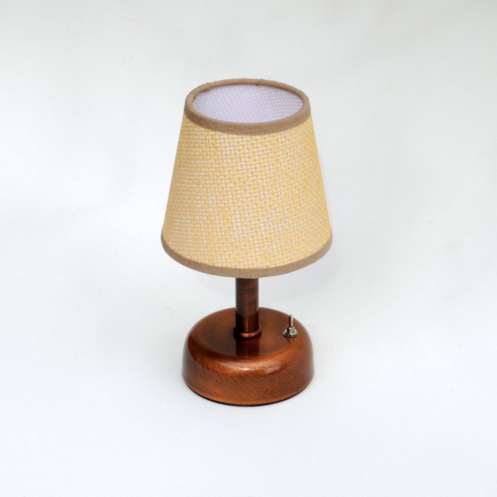 Parlak Bakır Kaplama Pilli Masa Lambası – Hasır Jüt Konik Şapkalı